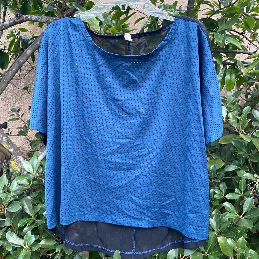 Lucy Blue & Black Mesh Athletic/Activewear Short Sleeve Top. Size Small. EUC!